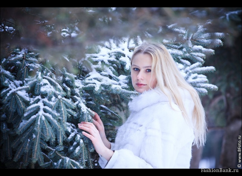 Заводная блондинка на снегу