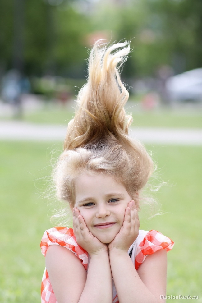 Волосы ребенка торчат. Смешные дети. Девочка с торчащими волосами. Волосы младенца. Смешные прически для мальчиков.
