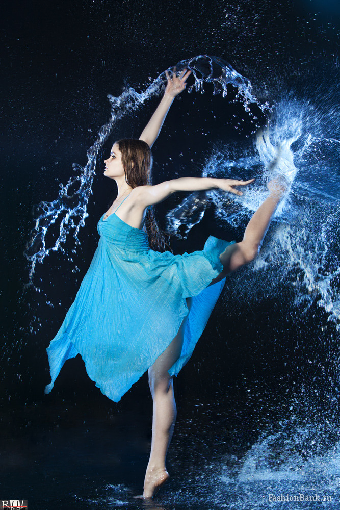 Туту вода. Танцы девушек. Девушка танцует в воде. Танцующая девушка в воде. Танец с водой.