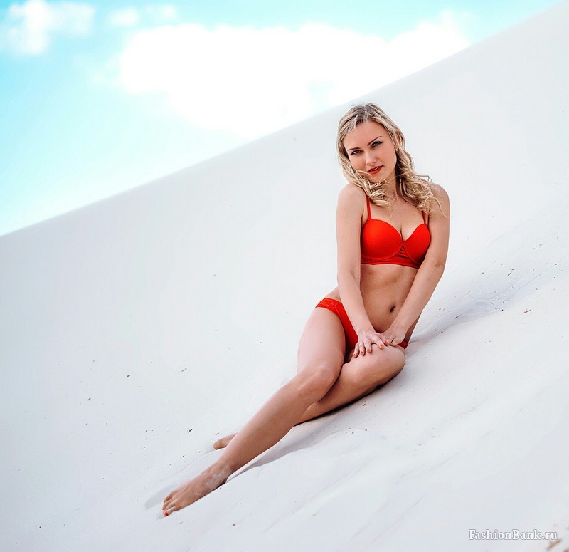 Обворожительная Татьяна Лазарева в пляжном наряде, воплощающая стиль и элегантность