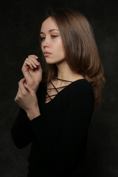 Бір адам ит стилінде тұрған бірнеше шлюхаларды трахает